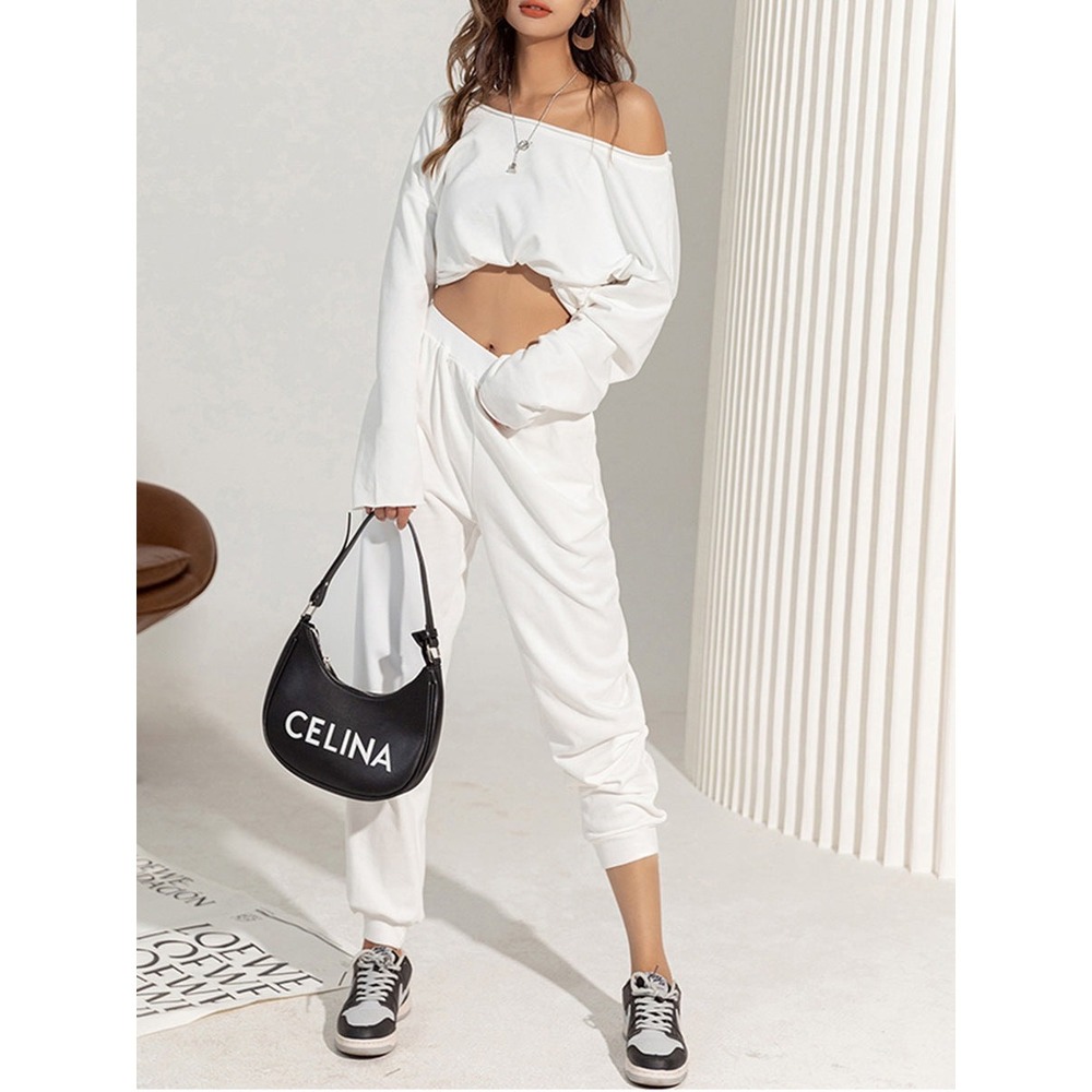 Commense Asymmetrical Off Shoulder Solid Sweatshirt
White‎ Crop Top  size XS